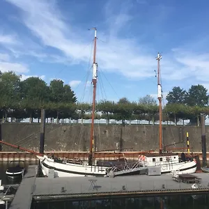 Schiff Voorwaarts Im Hafen Von Düsseldorf